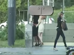 Cô gái tóc vàng và q ...