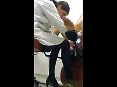 Liếm ngón chân CÔ kh ...